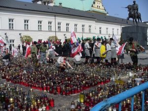 Cisi bohaterowie. Harcerze wykonali pod Pałacem Prezydenckim mrówczą pracę, zawstydzając funkcjonariuszy policji oraz straży miejskiej, którzy po raz kolejny pokazali żenujący poziom przygotowania do służby. (fot. Nicole Mazur)