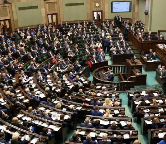 Demokratyczna demokracja czy semidemokratyczna degrengolada?