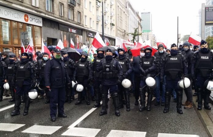 Kiedy Policja przeprosi Polaków za maseczkowe mandaty?